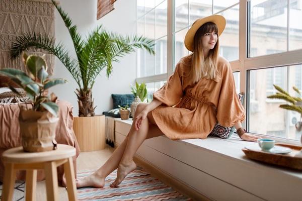 femme devant fenêtre