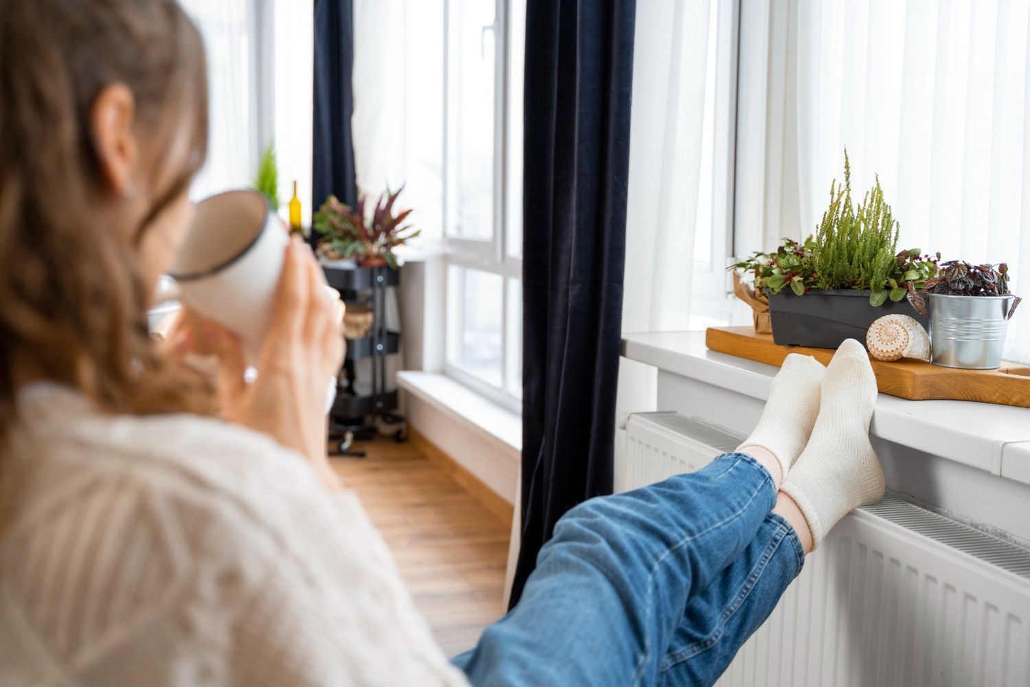 une femme profite de son radiateur