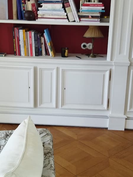 Plinthe chauffante intégrée dans une réservation murale