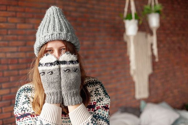 fille ayant froid intérieur maison
