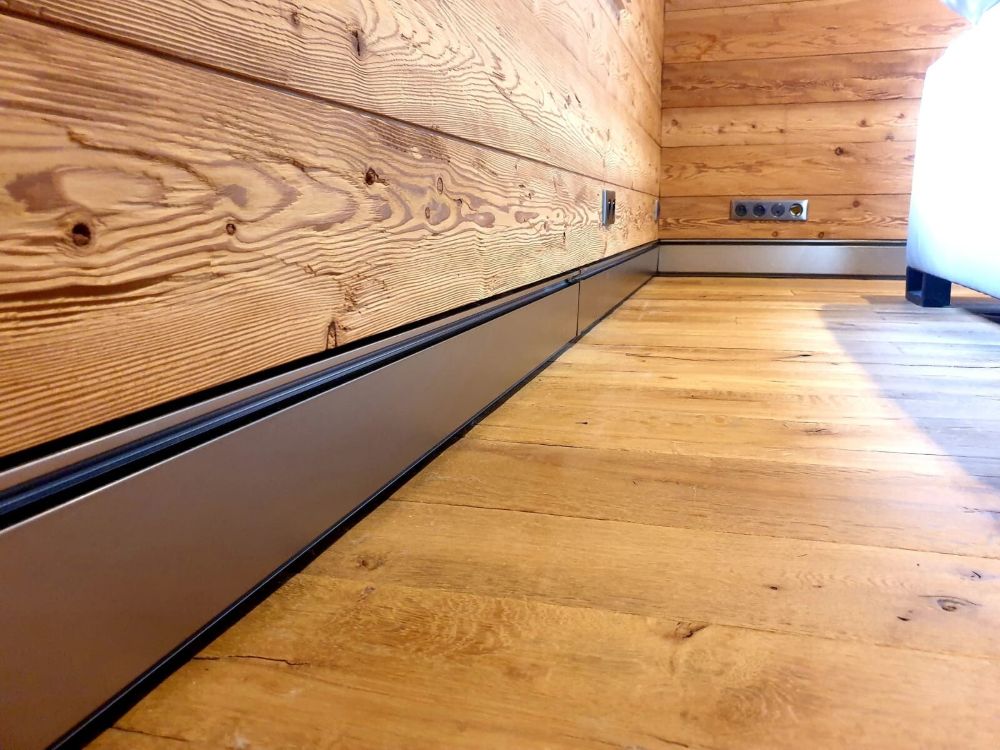 Plinthe chauffante encastrée dans un mur