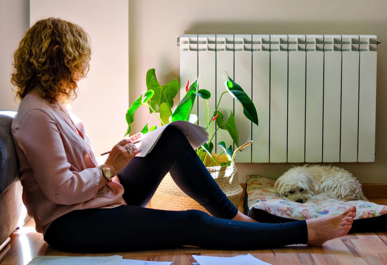 femme devant son radiateur à inertie