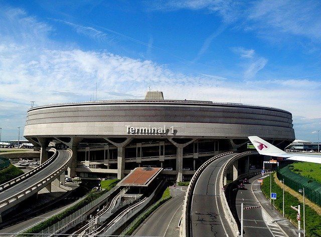 Terminal d'un aéroport vu de l'extérieur 